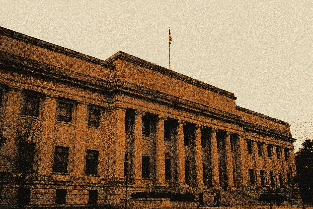 Le siège néoclassique de la Banque mondiale à Washington, en duotone riso orange et noir